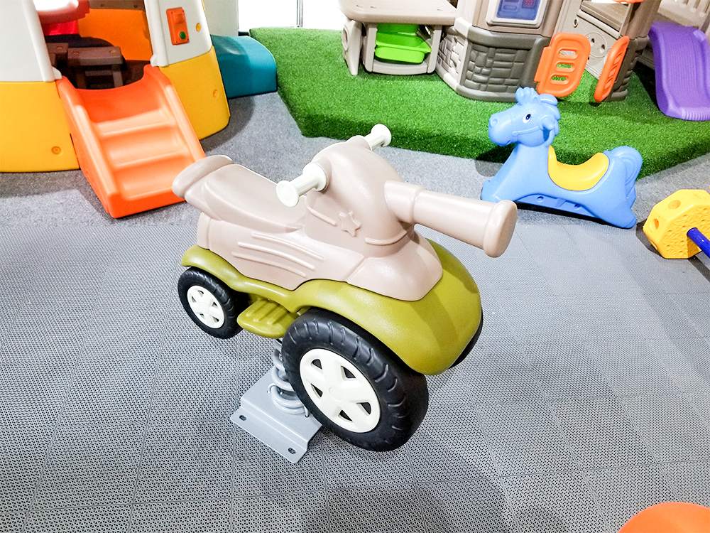 araba sallanan binici